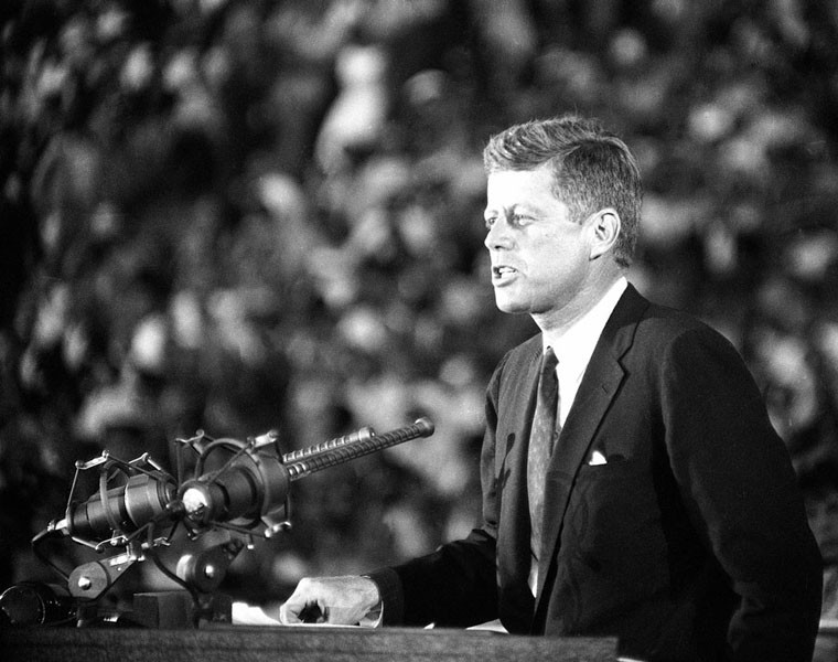 Ngày 15/7/1960, Thượng nghị sĩ John F. Kennedy phát biểu trước các đảng viên đảng Dân chủ và khoảng 65.000 người ở Los Angeles Coliseum về việc ông là ứng cử viên đại diện đảng tham gia cuộc chạy đua vào Nhà Trắng năm 1960.